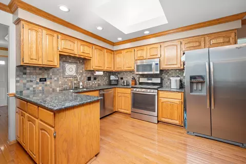 Kitchen - 5125 148th Ct, Midlothian, IL 60445 photo 2 of 2