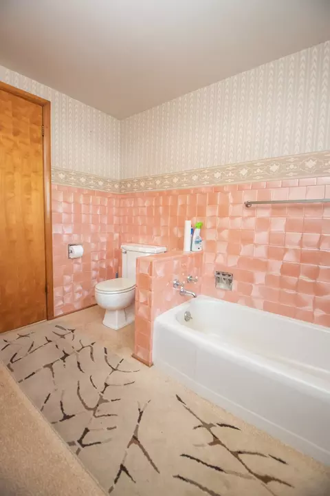 Bath - 1807 3rd Ave, Sterling, IL 61081 photo 3 of 4