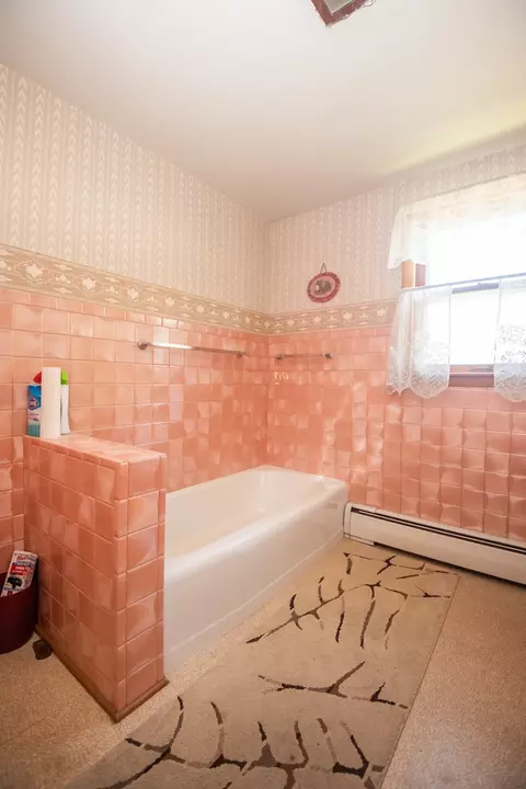 Bath - 1807 3rd Ave, Sterling, IL 61081 photo 1 of 4