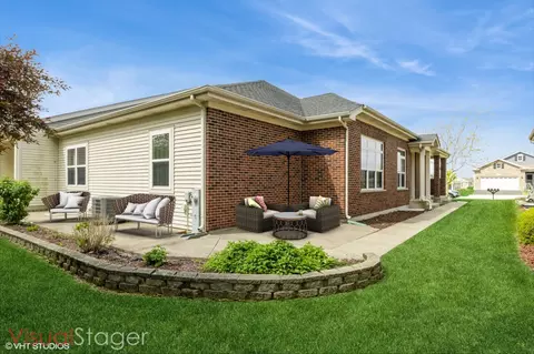 Exterior - 921 Eineke Blvd, Algonquin, IL 60102 photo 2 of 3