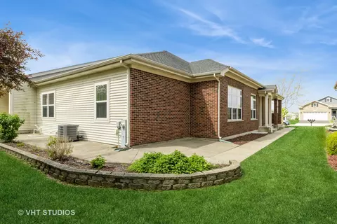 Exterior - 921 Eineke Blvd, Algonquin, IL 60102 photo 3 of 3