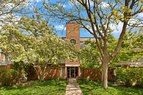 6040 Arbor Ln #102, Northfield, IL 60093