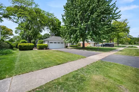 1612 Gamon Rd, Wheaton, IL 60189 photo 2
