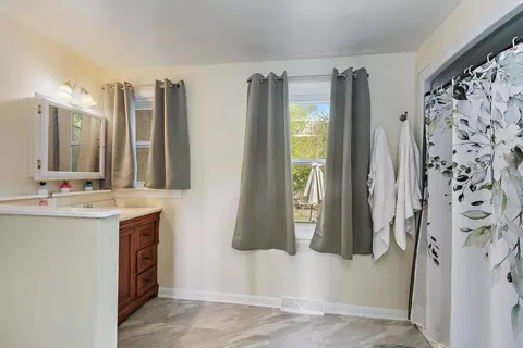 Bath - 616 Kirk Ave, Elgin, IL 60120 photo 1 of 2