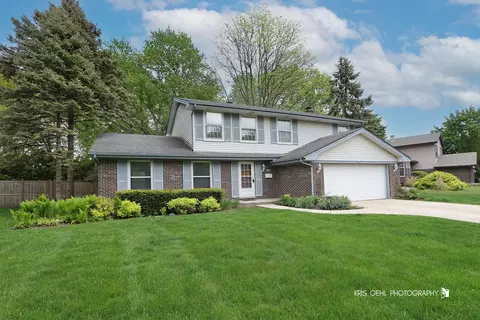 910 Warwick Ln, Libertyville, IL 60048