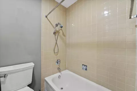 Bath - 1926 Prairie Sq #234, Schaumburg, IL 60173 photo 1 of 2