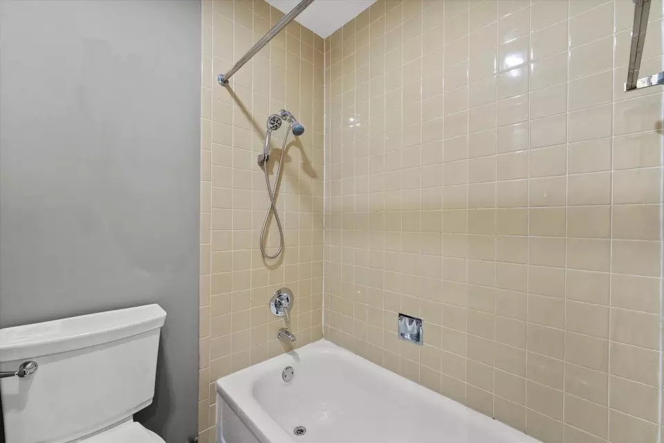 Bath - 1926 Prairie Sq #234, Schaumburg, IL 60173 photo 1 of 2
