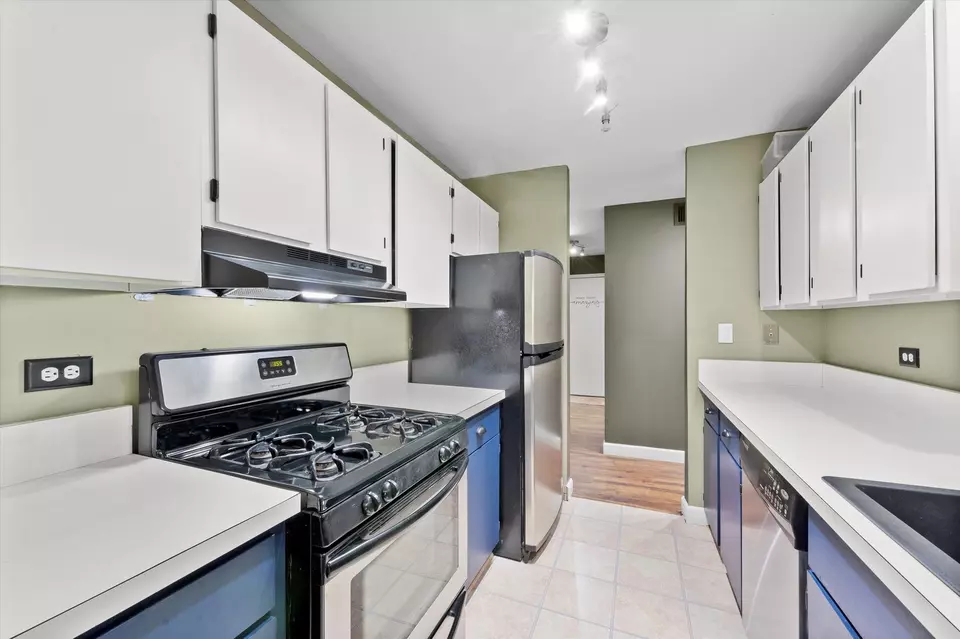 Kitchen - 1926 Prairie Sq #234, Schaumburg, IL 60173 photo 1 of 2
