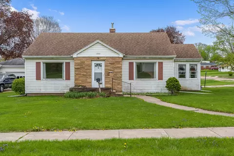 1351 W American St, Freeport, IL 61032