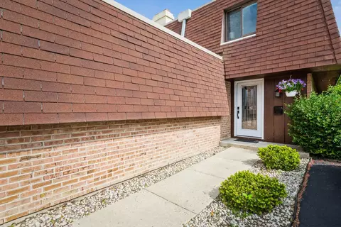 1063 W Busse Hwy, Park Ridge, IL 60068