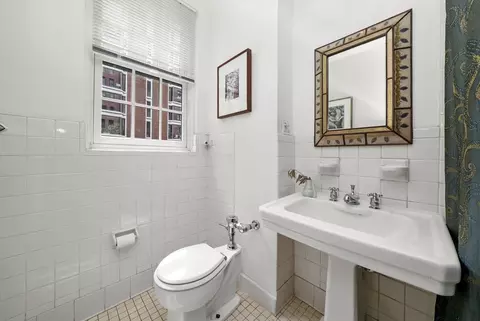 Bath - 232 E Walton Pl #3W, Chicago, IL 60611 photo 1 of 1