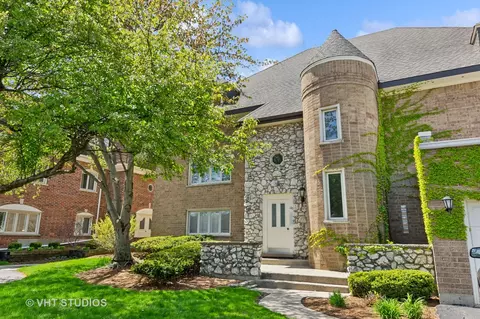 670 Ballantrae Dr #900C, Northbrook, IL 60062