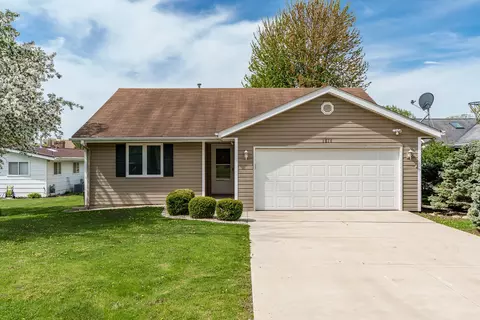 1016 NE Candlewick Dr, Poplar Grove, IL 61065