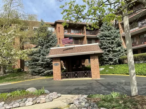 51 Old Oak Dr #101, Buffalo Grove, IL 60089