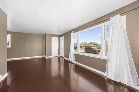 Living - 7744 Major Ave, Burbank, IL 60459 photo 3 of 3