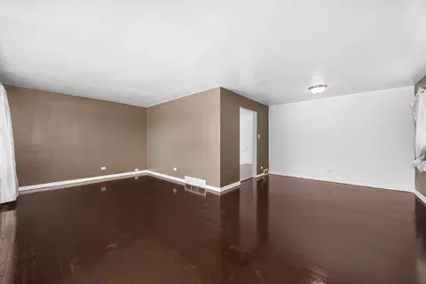 Living - 7744 Major Ave, Burbank, IL 60459 photo 2 of 3