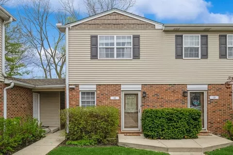 525 W Washington Ave #14, Lake Bluff, IL 60044