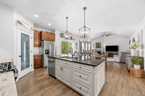 Kitchen - 1005 Casey Dr, Minooka, IL 60447 photo 3 of 5