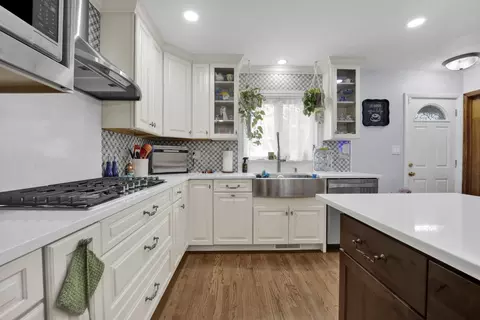 Kitchen - 884 Arnold Ct, Des Plaines, IL 60016 photo 3 of 4