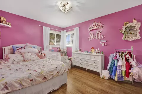 Bedroom - 884 Arnold Ct, Des Plaines, IL 60016 photo 3 of 5