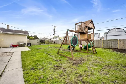 Exterior - 884 Arnold Ct, Des Plaines, IL 60016 photo 4 of 4