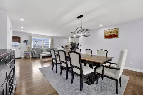 Dining - 884 Arnold Ct, Des Plaines, IL 60016 photo 2 of 3