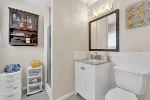 Bath - 884 Arnold Ct, Des Plaines, IL 60016 photo 1 of 3