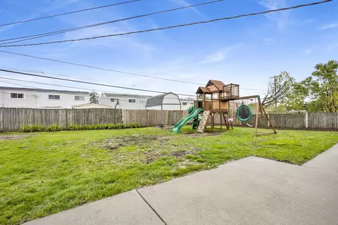 Exterior - 884 Arnold Ct, Des Plaines, IL 60016 photo 3 of 4