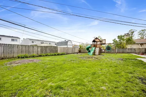 Exterior - 884 Arnold Ct, Des Plaines, IL 60016 photo 2 of 4