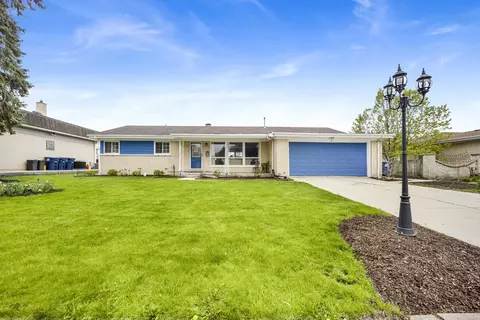 884 Arnold Ct, Des Plaines, IL 60016