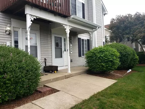 524 Sandhurst Ln, South Elgin, IL 60177