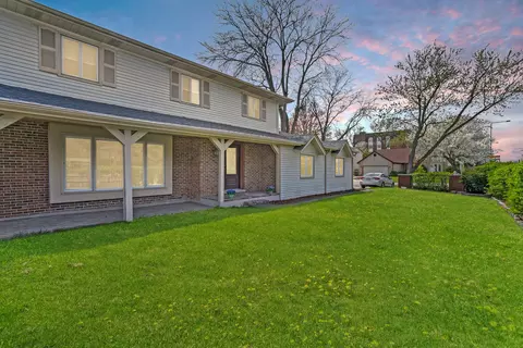 861 Saxon Pl, Buffalo Grove, IL 60089