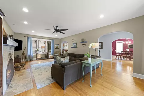 811 N Main St, Wheaton, IL 60187 photo 13