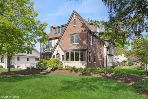 811 N Main St, Wheaton, IL 60187