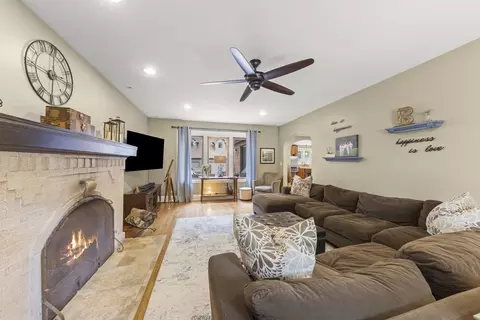 811 N Main St, Wheaton, IL 60187 photo 14