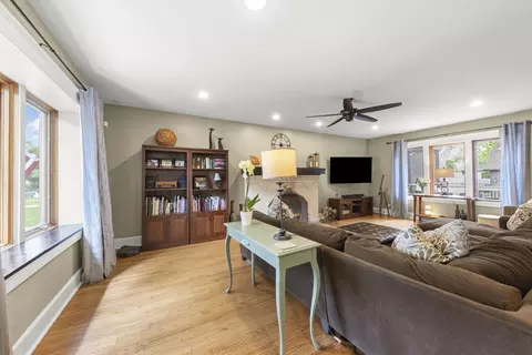 811 N Main St, Wheaton, IL 60187 photo 12