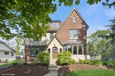 811 N Main St, Wheaton, IL 60187 photo 2