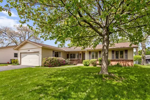 112 Braemar Dr, Elk Grove Village, IL 60007