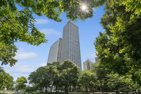 1555 N Astor St #35W, Chicago, IL 60610