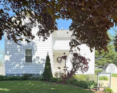 219 N Sycamore St, Franklin Grove, IL 61031