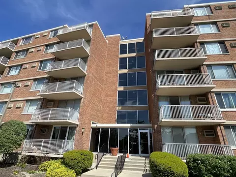 2201 S Highland Ave #2J, Lombard, IL 60148