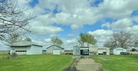 820 Paris St, Dewitt, IL 61735 photo 2