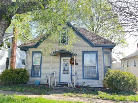 222 S Oak St, Maroa, IL 61756