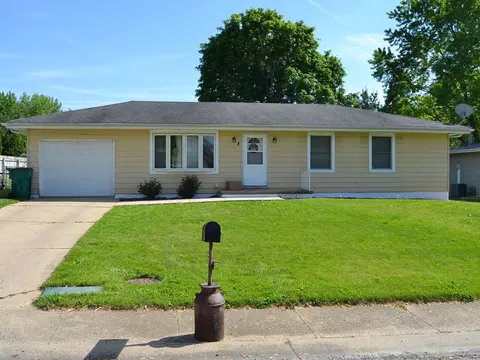 8 Holly Dr, Clinton, IL 61727