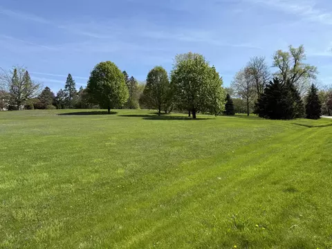 652 Milton Rd, Inverness, IL 60067
