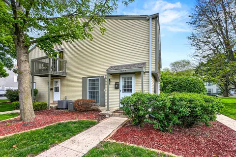 1671 Williamsburg Ct #B, Wheaton, IL 60189