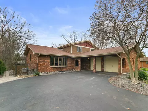 9 S681 Clarendon Hills Rd, Willowbrook, IL 60527
