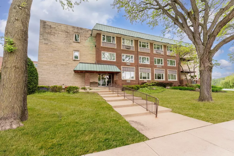  2812 E Bel Aire Dr #202, Arlington Heights, IL 60004 photo 2