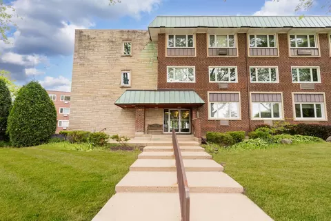 2812 E Bel Aire Dr #202, Arlington Heights, IL 60004
