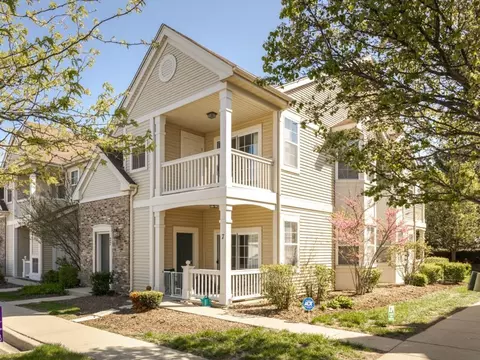 2245 Aurora Dr #27, Pingree Grove, IL 60140